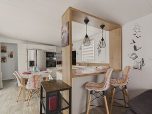 Een koelkast, een microgolfoven, een oven, een vaatwasser