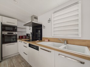 Een koelkast, een microgolfoven, een oven, een vaatwasser