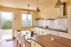 Réfrigérateur, four, lave-vaisselle, cafetiÚre/bouilloire