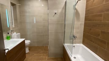 Ilmaiset hygieniatuotteet, hiustenkuivaaja, pyyhkeet, saippua