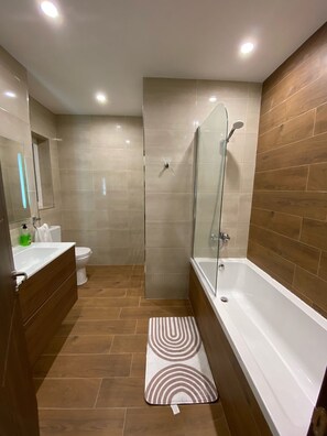 Kostenlose Toilettenartikel, Haartrockner, Handtücher, Seife