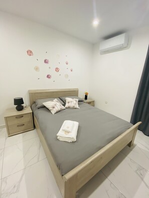 3 bedrooms, desk, iron/ironing board, WiFi
