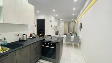 Jääkaappi, uuni, liesi, vedenkeitin