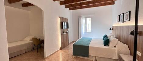 Quarto triplo | Espaço de trabalho para notebook, Wi-Fi de cortesia, roupa de cama