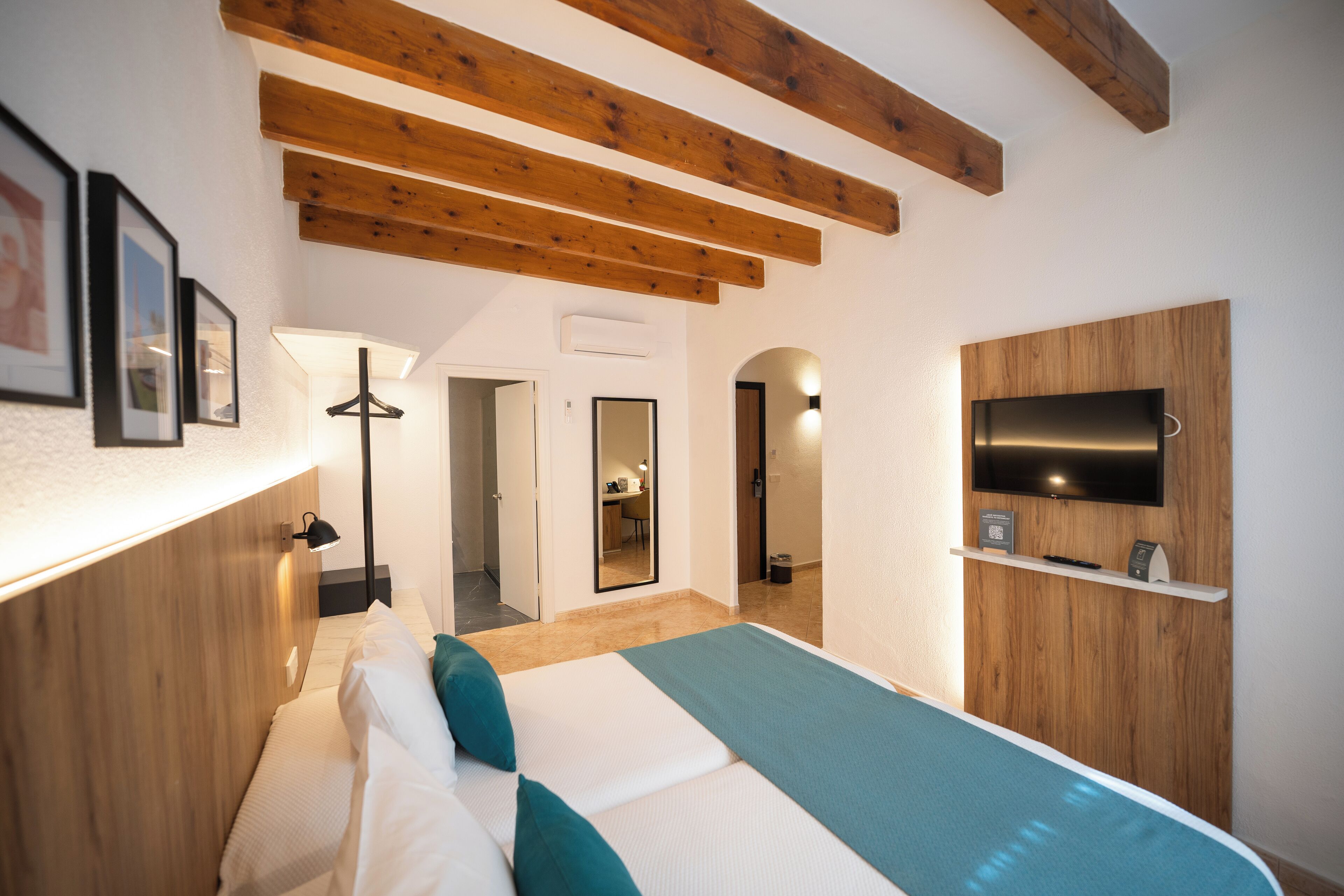 Triple Room | Laptop workspace, free WiFi, bed sheets