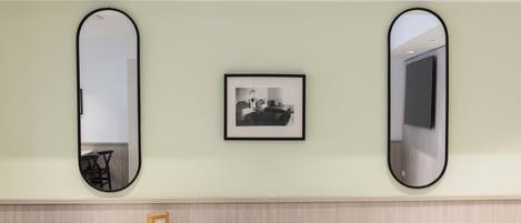 Un comedor con una mesa, sillas y una fotografía enmarcada en la pared.