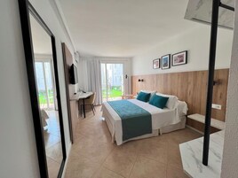 Habitación doble superior, terraza | Espacio para trabajar con un portátil, wifi gratis, ropa de cama