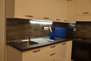 Frigorifero, microonde, forno, piano cottura