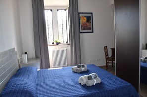 1 Schlafzimmer, Schreibtisch, Bügeleisen/Bügelbrett, Reisekinderbett