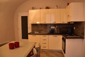 Frigorifero, microonde, forno, piano cottura
