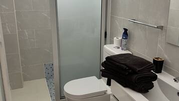 Dusch, hårtork och handdukar