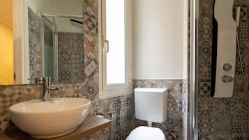 Douche, douche à « effet pluie », sÚche-cheveux, serviettes fournies