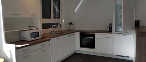 Kühlschrank, Mikrowelle, Herdplatte, Geschirrspüler