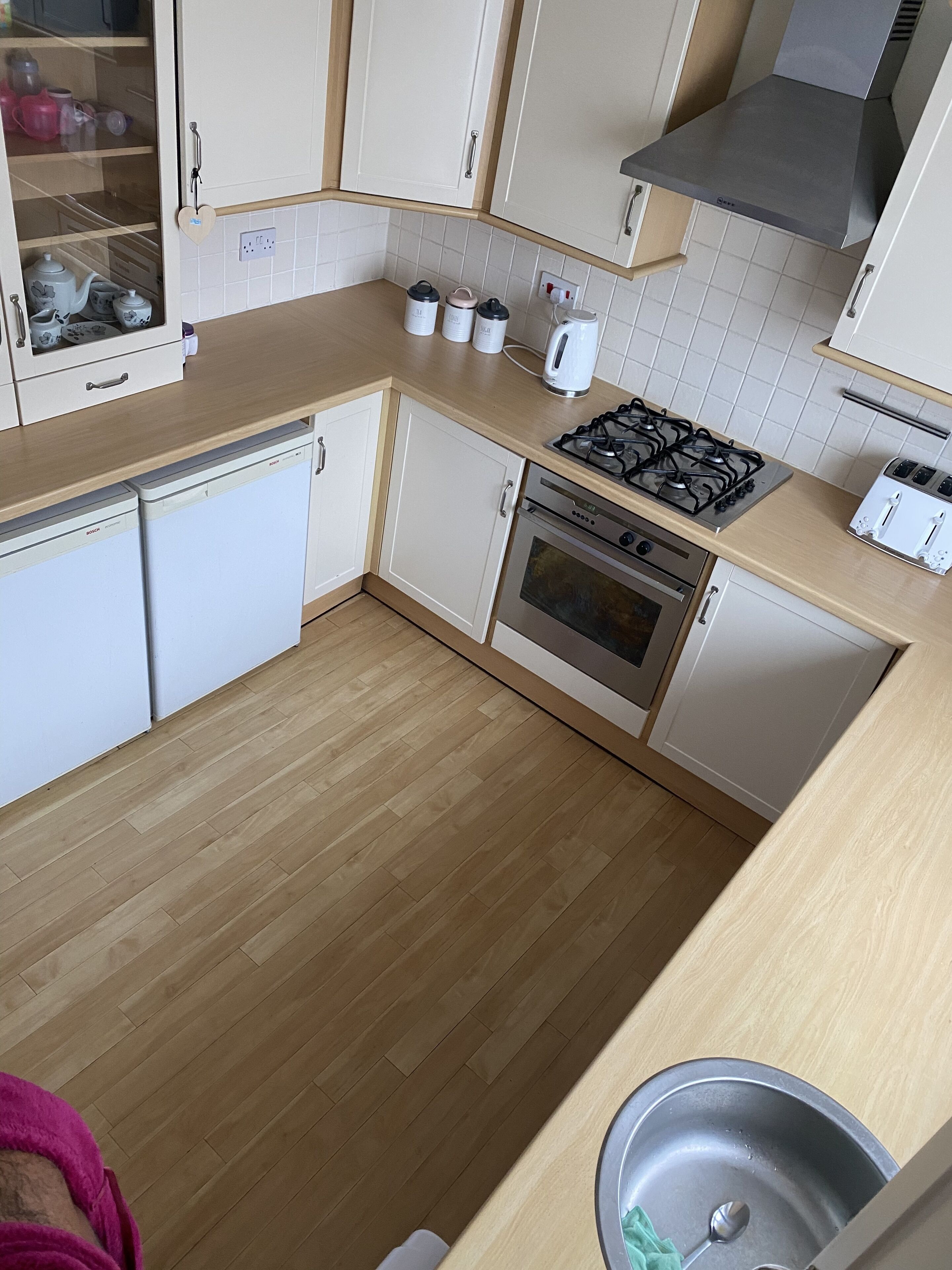 Cocina compacta equipada con lavavajillas, estufa, horno y pileta.