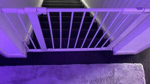 Portaat, joissa on violetti kaide, johtavat ylätasanteelle.