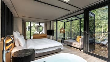 Royal Loft | 1 bedroom, premium bedding, down comforters, memory foam beds