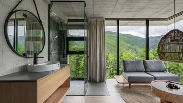 Family Quadruple Room | Bathroom | Free toiletries, hair dryer, electronic bidet, towels