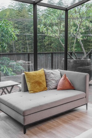 Royal Loft | Living area | 55-inch LCD TV with cable channels, TV, Netflix - Deer Chaser (Lugu)