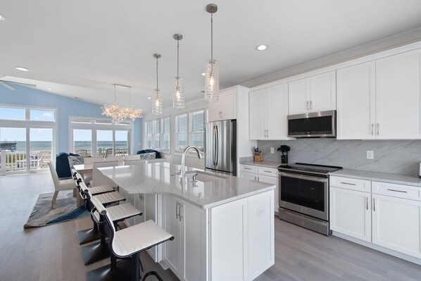 冰箱、微波炉、烤箱、炉灶