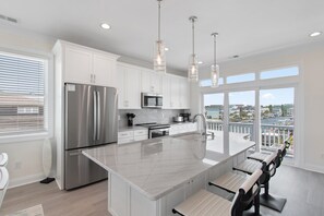 冰箱、微波炉、烤箱、炉灶