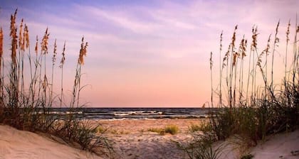 Carriage House in North Historic District. Pet Friendly! Fireplaces.