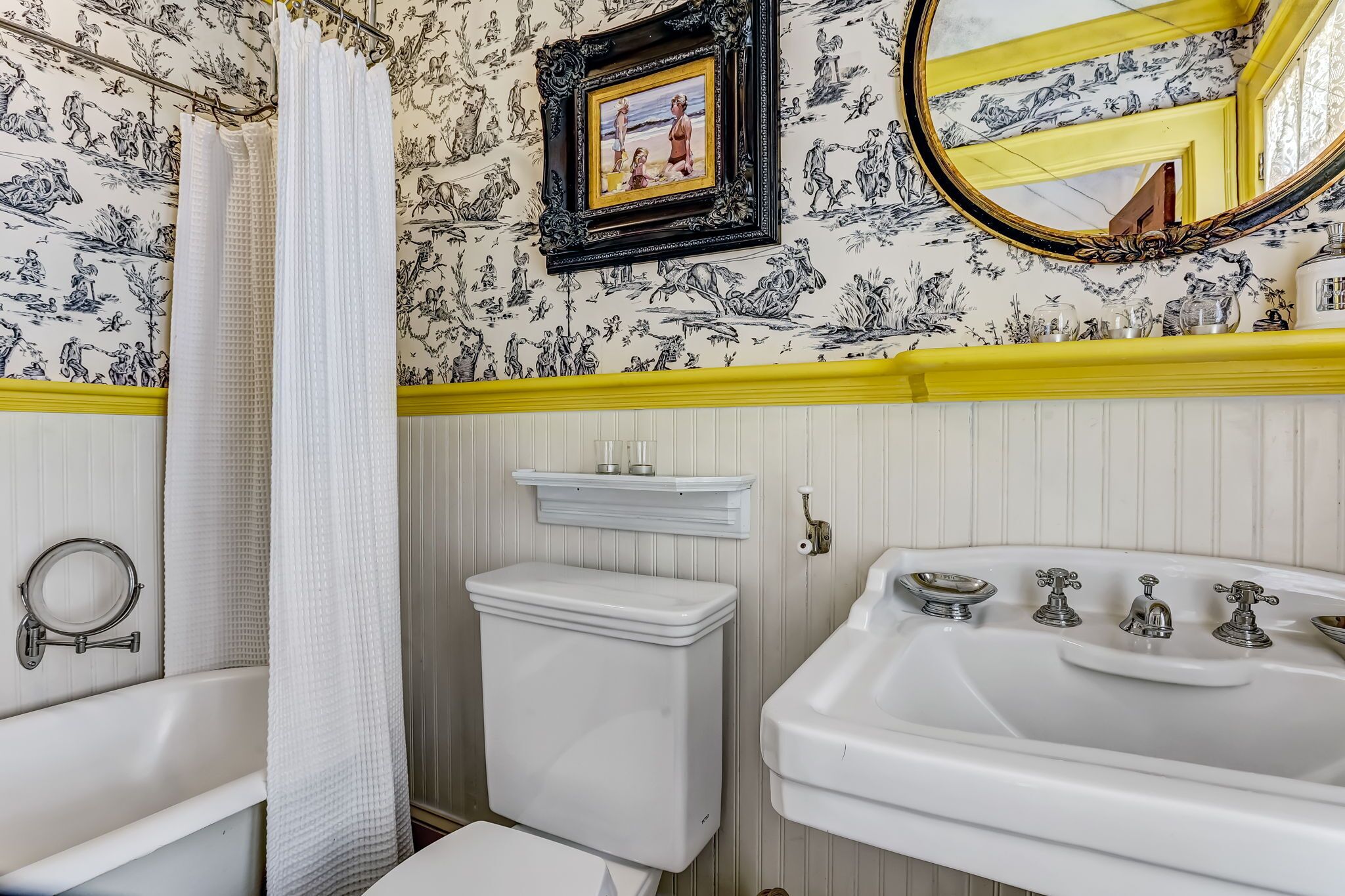 Une salle de bain équipée de toilettes, d’une baignoire et d’un lavabo.
