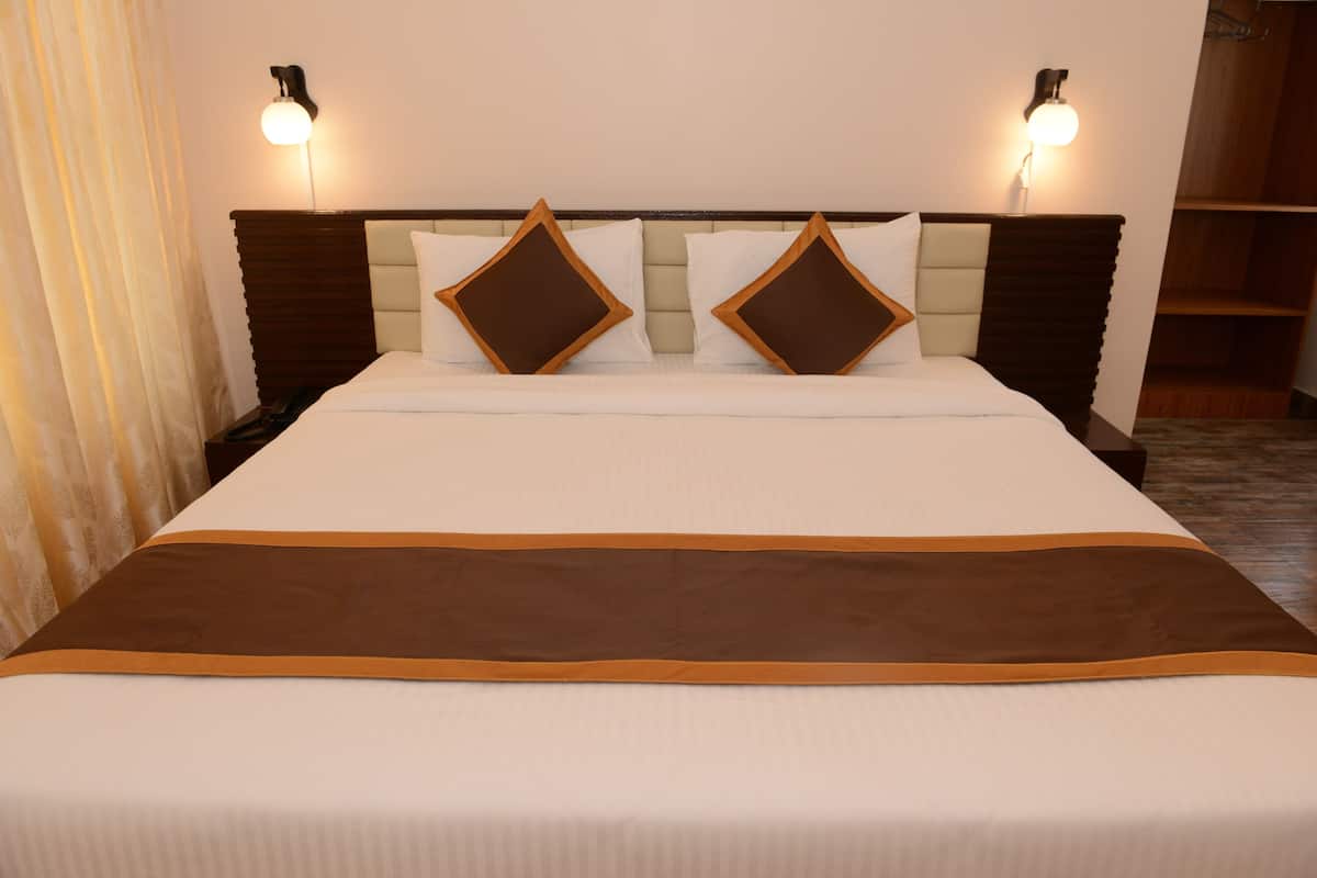Luxury Double Room | Individually decorated, individually furnished, desk, laptop workspace