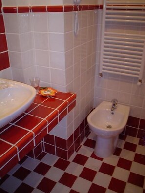 Bidet, towels