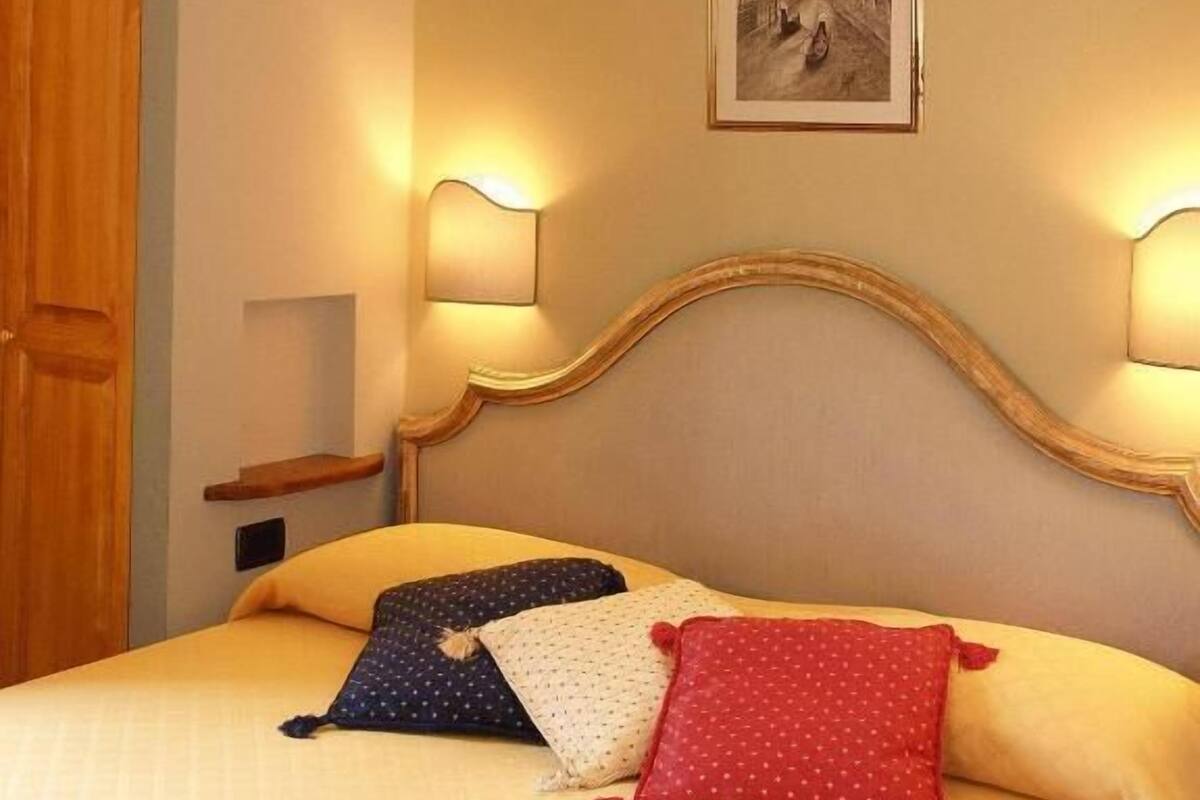 Minibar, desk, free WiFi, bed sheets