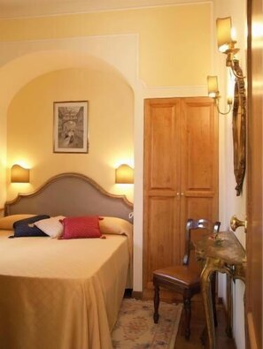 Minibar, desk, free WiFi, bed sheets