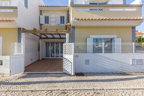 Exterior - Villa with parking in the center of the village by AlgarveManta (10V3) (Manta Rota)