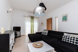 TV - Villa with parking in the center of the village by AlgarveManta (10V3) (Manta Rota)