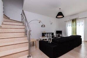 TV - Villa with parking in the center of the village by AlgarveManta (10V3) (Manta Rota)