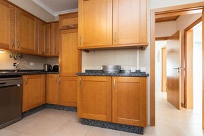 Frigorífico, microondas, horno y lavavajillas
