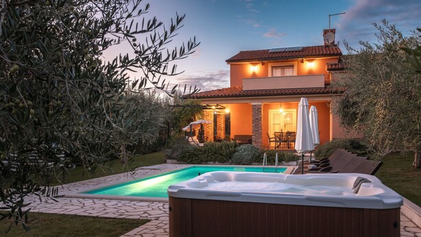 Et toetagers hus med swimmingpool og jacuzzi.