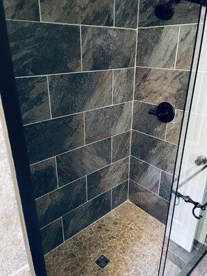 Een haardroger, handdoeken, zeep, shampoo