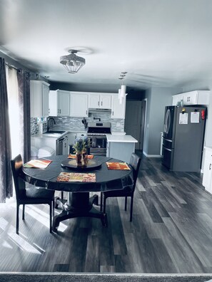 Dining - Family & Pet friendly in the Poconos! Spa room on property for ultimate relaxing (Tobyhanna)