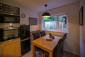 Dining - Waterfall Lodge - Direct access to waterfall walks (Pontneddfechan)