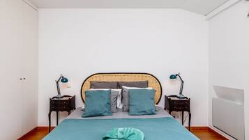 3 slaapkamers, een strijkplank/strijkijzer, internet, beddengoed