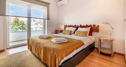 Unique Townhouse w/ Private Garden & Pool | Lisbon