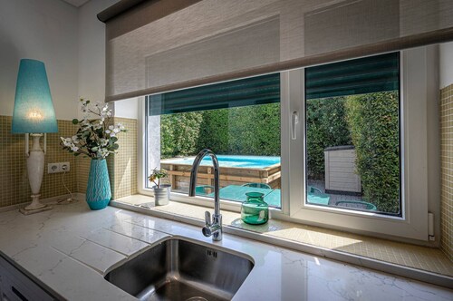 Private Pool, Garden & EV Parking in Alvalade