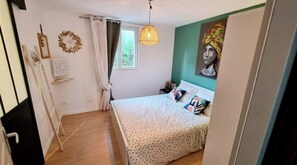 2 habitaciones, tabla de planchar con plancha, cuna de viaje y wifi 