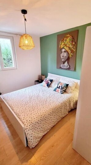 2 bedrooms, iron/ironing board, travel cot, WiFi