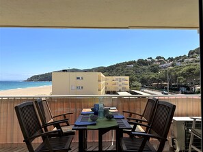 Outdoor dining - Apartment with sea view, fist line from the sea. A/C. Parking place. (Estartit)