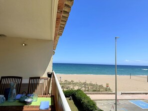 Property grounds - Apartment with sea view, fist line from the sea. A/C. Parking place. (Estartit)
