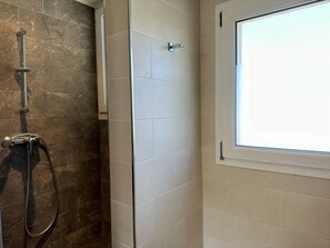 Douche, séchoir à cheveux, bidet, serviettes fournies