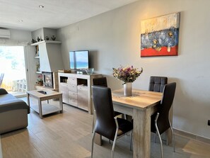 Dining - Apartment with sea view, fist line from the sea. A/C. Parking place. (Estartit)