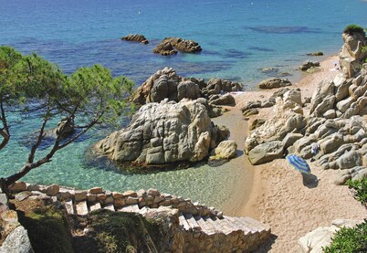 Apartment with sea view, fist line from the sea. A/C. Parking place.