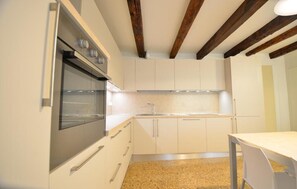 Apartment | Eigene Küche | Großer Kühlschrank, Ofen, Geschirrspüler, Espressomaschine