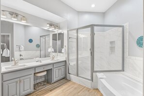 Combined shower/bathtub, hair dryer, towels - 6 Seat Golf Cart ~ Screened Porch ~ Close to Pool (Miramar Beach)